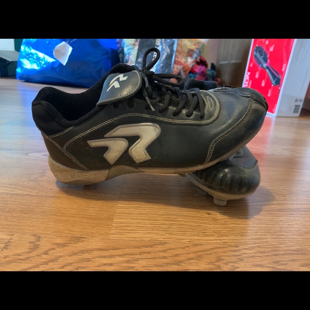 Ringor softball cleats